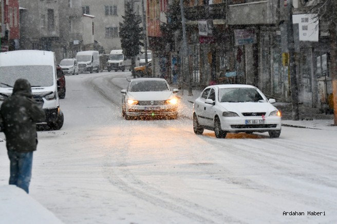 Ardahan Haberi: Ardahan ve Kars'ta etkili olan kar, etrafı beyaza bürüdü