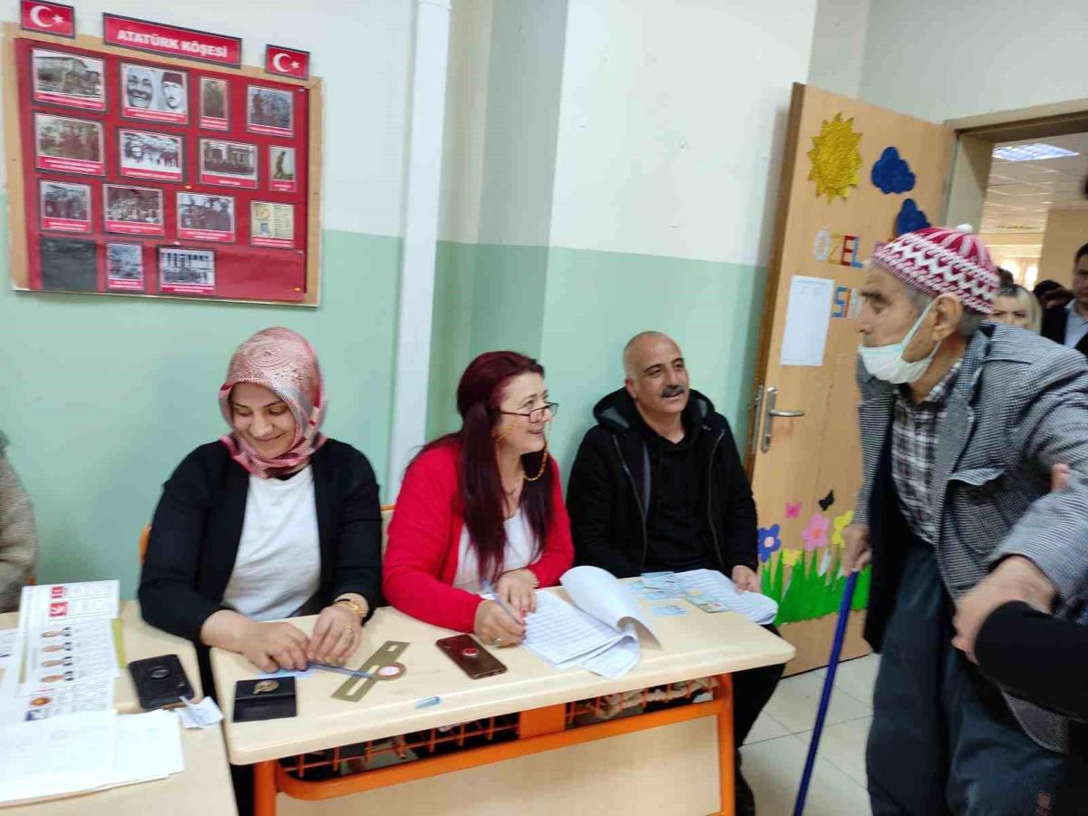 Ardahan Haberi: Ardahan'da vatandaşlar sandık başında, oy verme işlemi devam ediyor