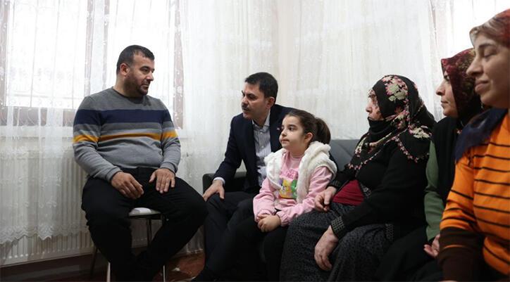 Ardahan Haberi: Bakan Kurum depremzede aileleri ziyaret etti: Aklımız, gönlümüz her an afetzede kardeşlerimizle…