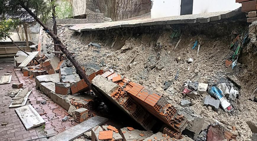 Ardahan Haberi: Beylikdüzü'nde aşırı yağmur nedeniyle bahçe duvarı çöktü