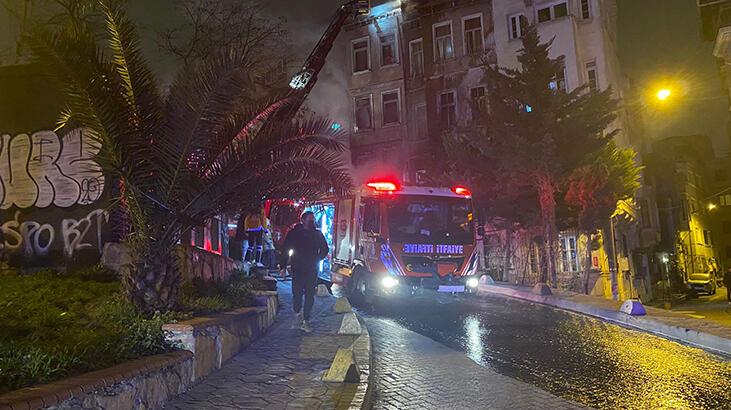Ardahan Haberi: Beyoğlu’nda korkutan yangın: Mahsur kalan 2 kişiyi itfaiye ekipleri kurtardı