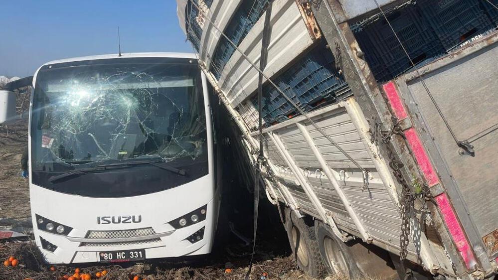 Ardahan Haberi: Cezaevi aracıyla kamyon çarpıştı! 23 kişi yaralandı