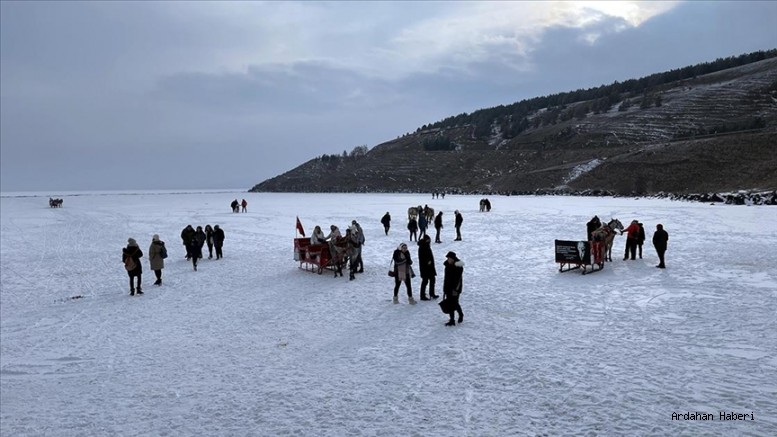 Ardahan Haberi: Çıldır Gölü, kış sezonunda yüzlerce yerli ve yabancı turisti ağırlıyor.