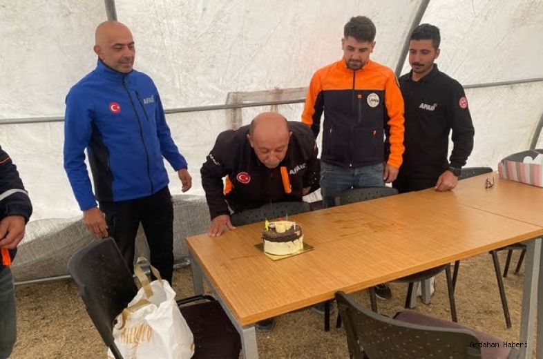 Ardahan Haberi: Deprem bölgesinde çalışan AFAD Müdürü Ayğan'a sürpriz doğum günü kutlaması