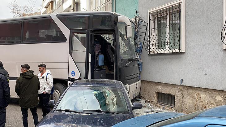 Ardahan Haberi: Freni boşalan otobüs, park halindeki araçlara ve apartmana çarptı