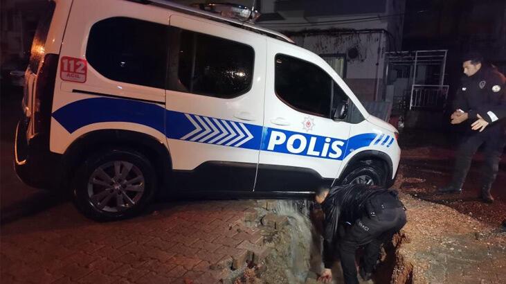 Ardahan Haberi: İzmir’i sağanak vurdu! Polis aracı çöken yolun içine düştü