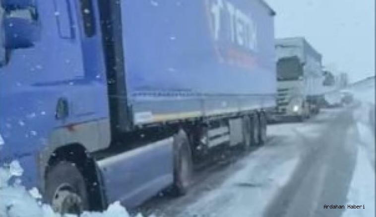 Ardahan Haberi: Kar yağışı, Hanak-Damal kara yolunda ulaşımın aksamasına neden oldu.