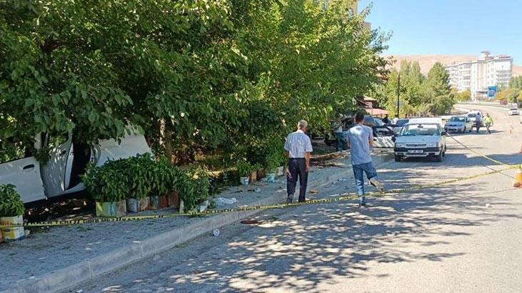 Ardahan Haberi: Kontrolden çıkan otomobil öğrencilerin arasına daldı