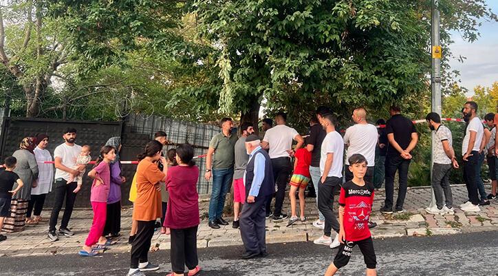 Ardahan Haberi: Sancaktepe'de korku dolu anlar! Kontrolden çıkan otomobil okul bahçesine düştü