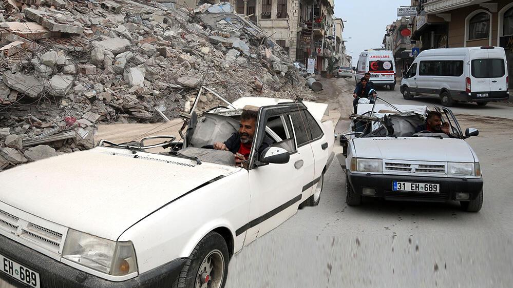 Ardahan Haberi: Trafikte gören bir daha bakıyor! 'Bu araç depremden hatıra kalacak'