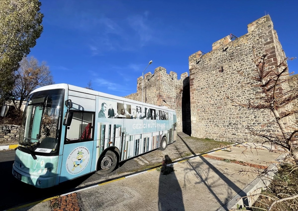 Ardahan Kalesi'nde Gezici Kütüphane Otobüsü Hizmet Veriyor