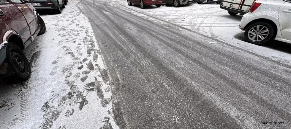 Ardahan-Şavşat kara yolu buzlanma nedeniyle ağır tonajlı araçlara kapatıldı