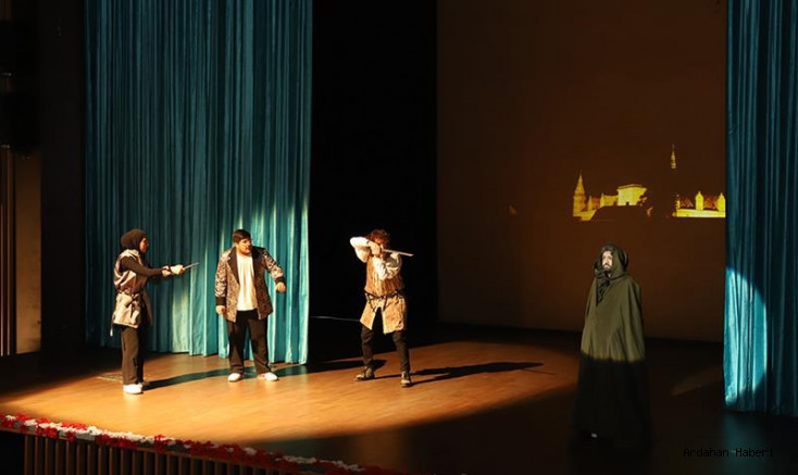 Ardahan Üniversitesi nde William Shakespeare’in Hamlet adlı tiyatro oyunu sahnelendi