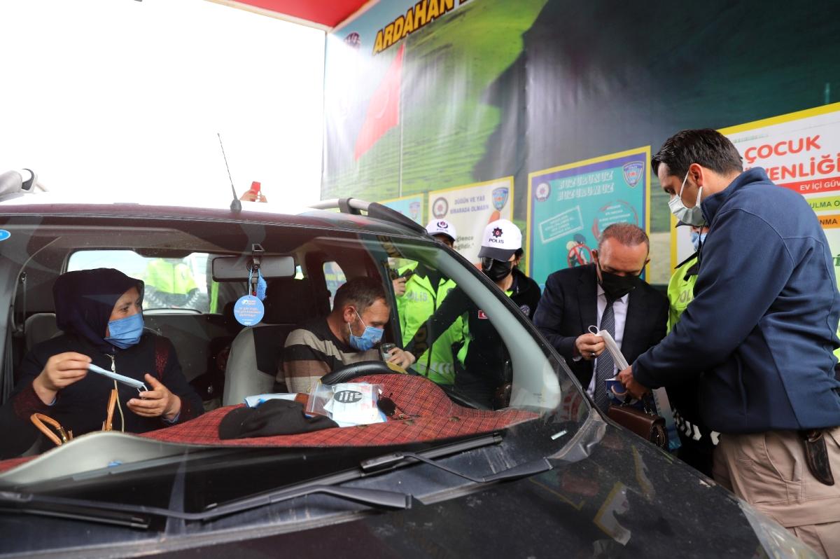Ardahan Valisi  Öner, trafik haftasında sürücülere maske dağıttı