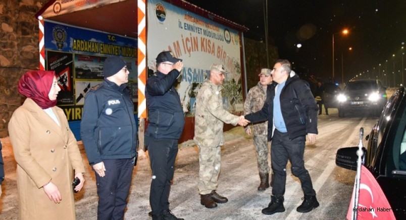 Ardahan Valisi Çiçek, güvenlik güçlerinin ve sağlık personelinin yeni yılını kutladı