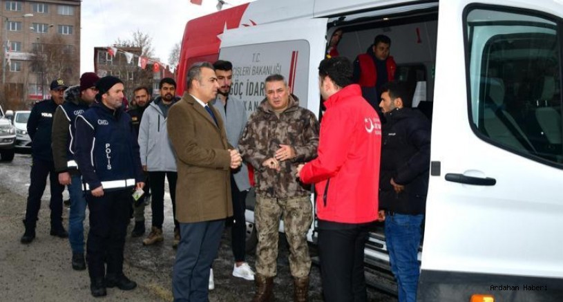 Ardahan Valisi Çiçek, Mobil Göç Noktası Aracında incelemelerde bulundu