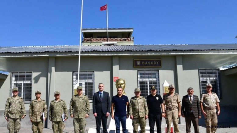 Ardahan Valisi Çiçek'ten sınırdaki Mehmetçiklere moral ziyareti