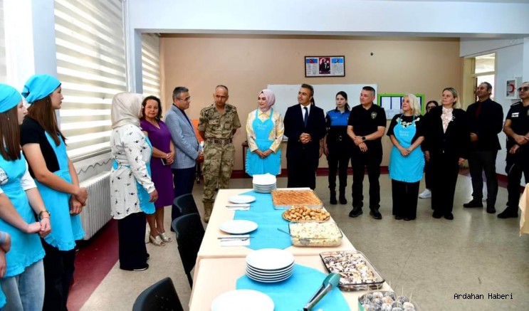Ardahan Valisi Hayrettin Çiçek Gökyüzü Çocukları  Pastacılık Çırağı Kursunu ziyaret etti. 