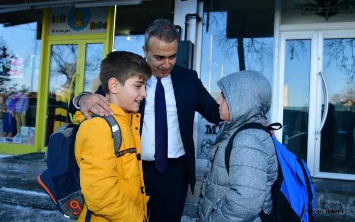 Ardahan Valisi Hayrettin Çiçek, göreve başladığı günden bu yana güler yüzlü davranışı taktir topluyor