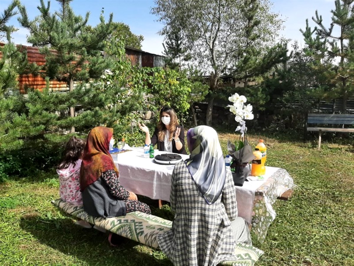 Ardahan Valisi Hüseyin Öner'in eşi Zehra Mine Öner, Göle ilçesinde Şehit ailesi ve kadın esnaf ziyaretinde...