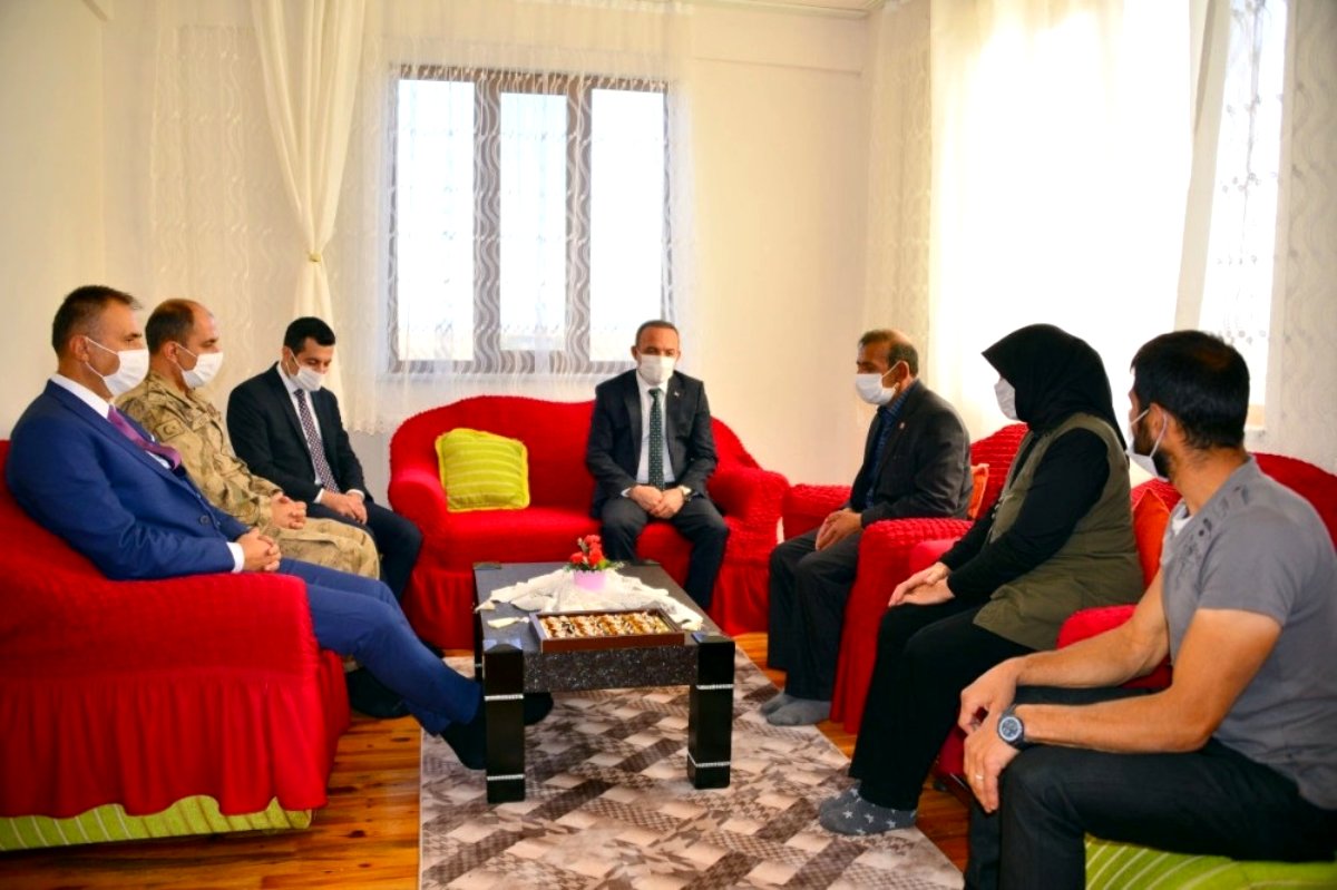 Ardahan Valisi Öner, Şehit Caner Çelik'in ailesini ziyaret etti
