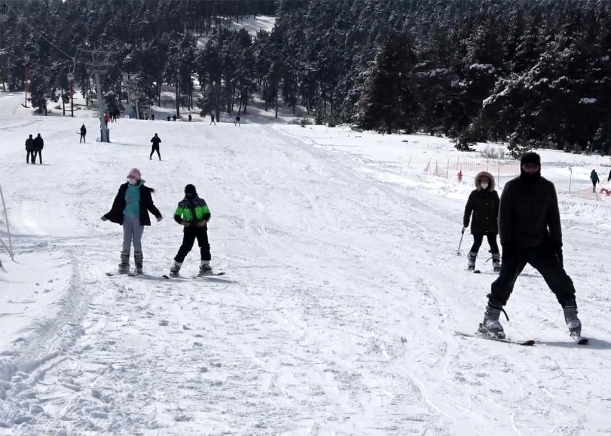 Ardahan Yalnızçam'da pistler kayakseverlerle doldu