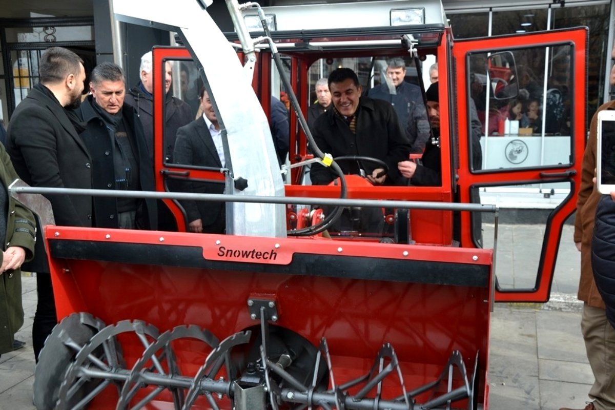 Ardahan'a kar küreme aracı hibe edildi