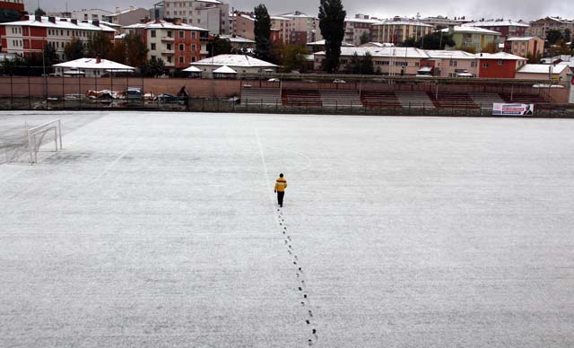 Ardahan'a mevsimin ilk karı yağdı