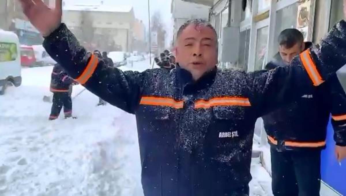 Ardahan'da belediye işçilerinden türkülü kar temizliği