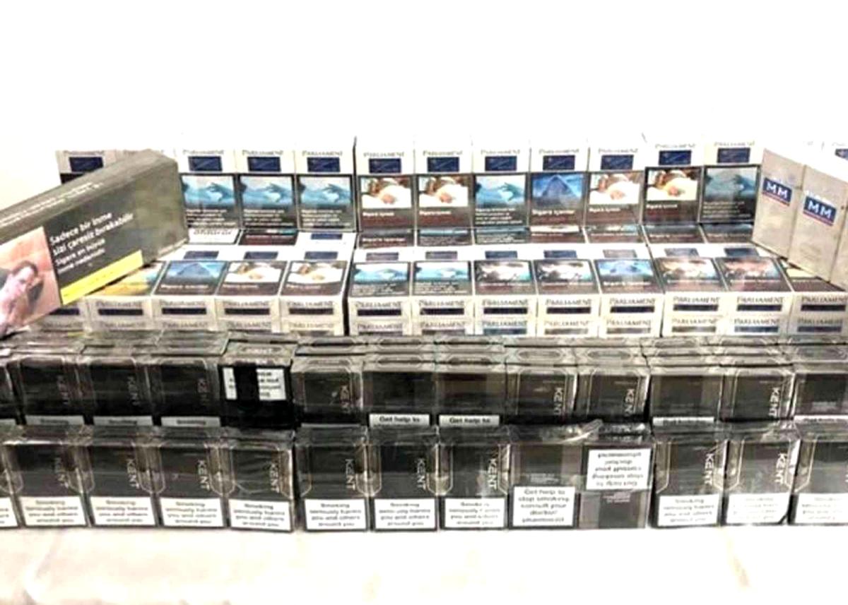 Ardahan’da bir minibüsün bagajındaki Yolcu valizinden kaçak sigara çıktı