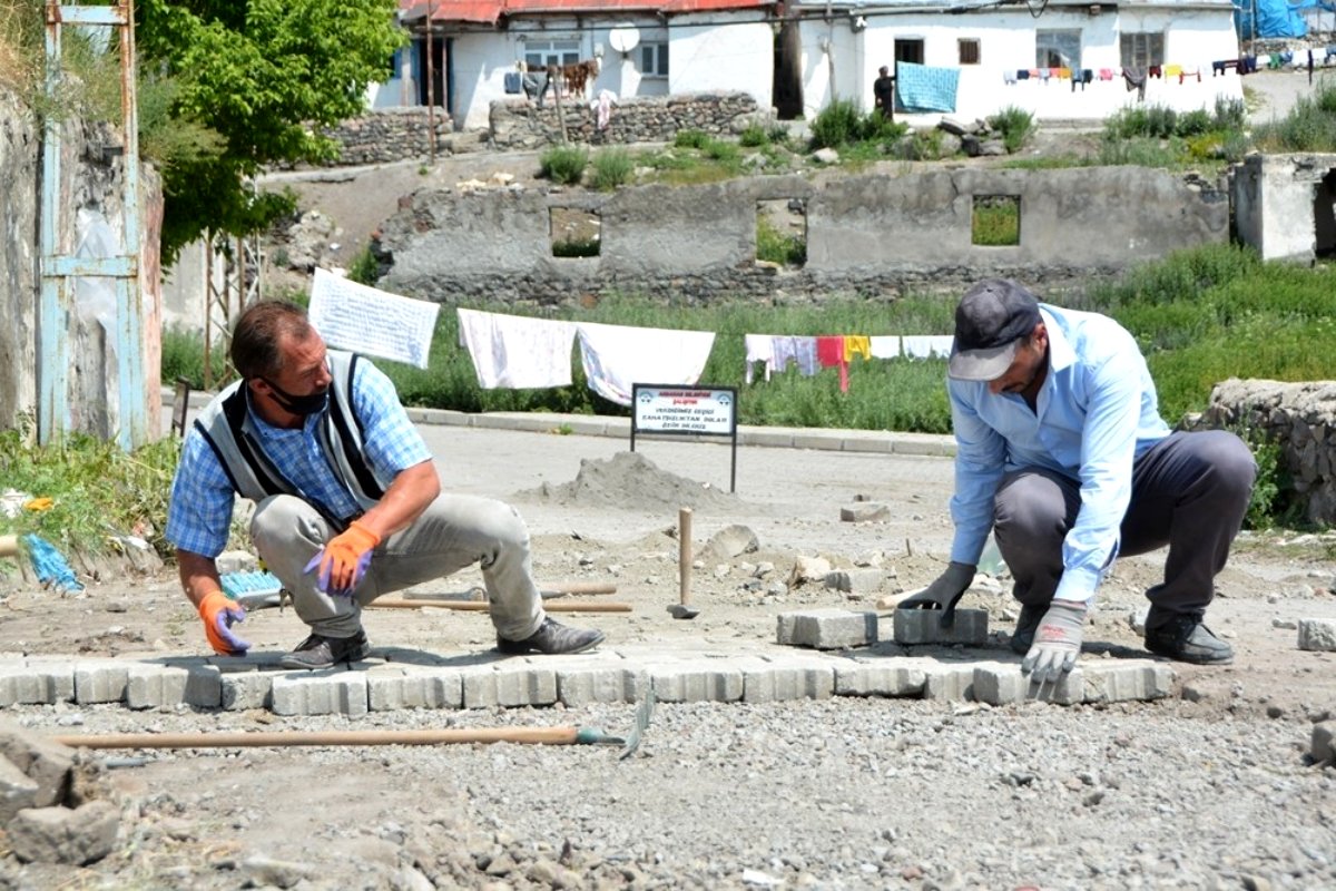 Ardahan'da bozuk yollar yenileniyor