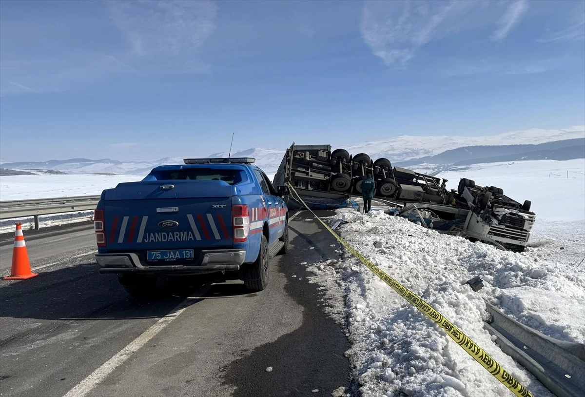 Ardahan'da buzlanma nedeniyle tır devrildi, yol kısa süreli ulaşıma kapatıldı