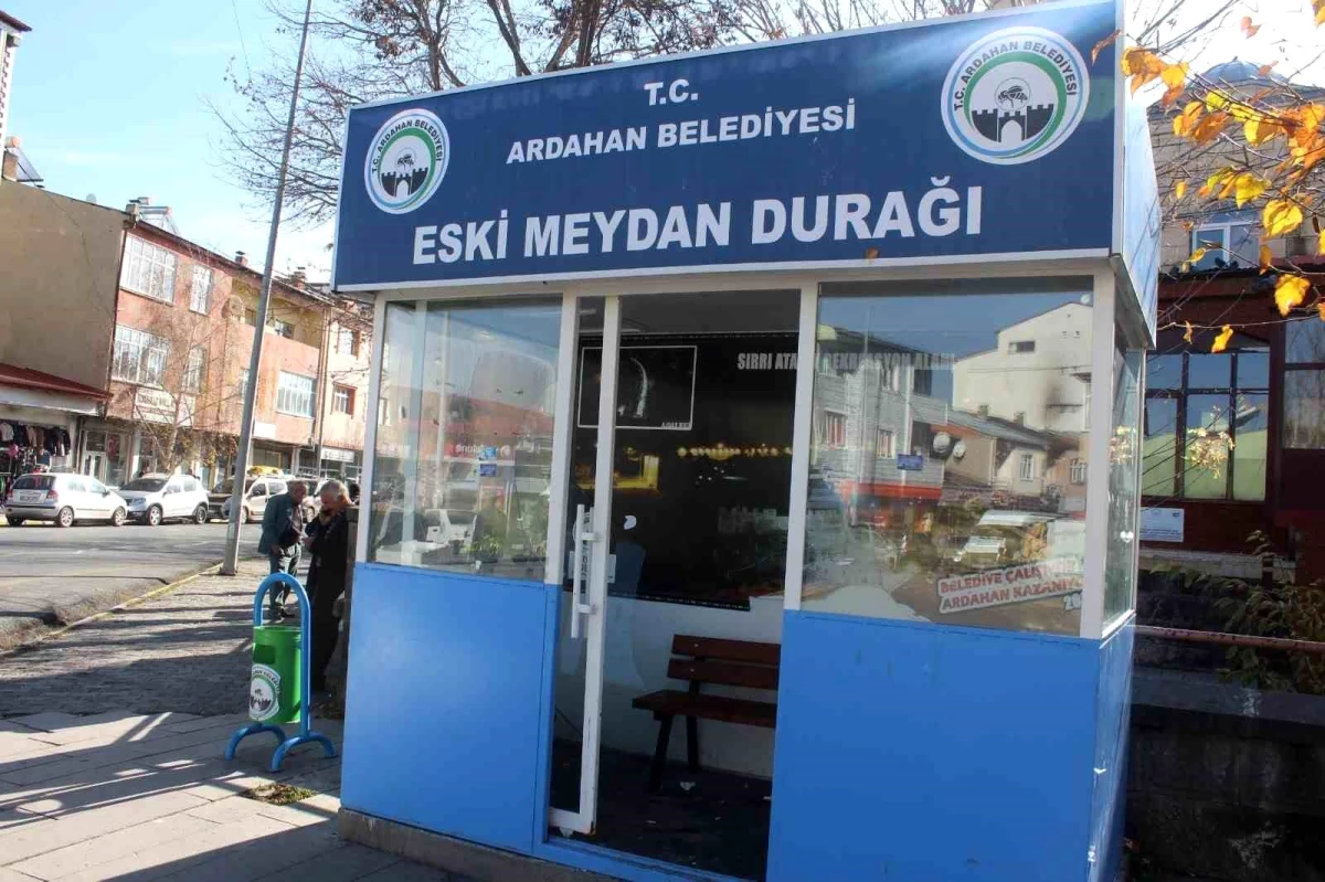 Ardahan'da Dolmuş Durakları Tahrip Edildi