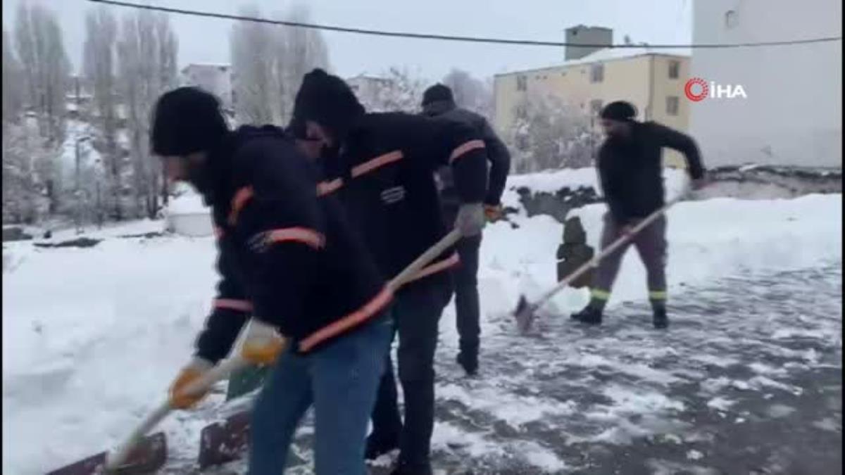 Ardahan'da dondurucu soğukta ekiplerin çalışmaları sürüyor