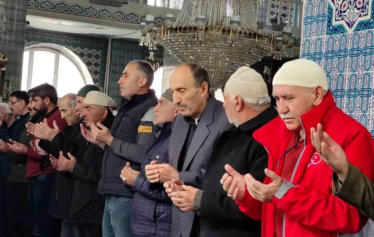 Ardahan'da İsrail'in Gazze'deki El-Ehli Hastanesi'ne yönelik saldırısı protesto edildi