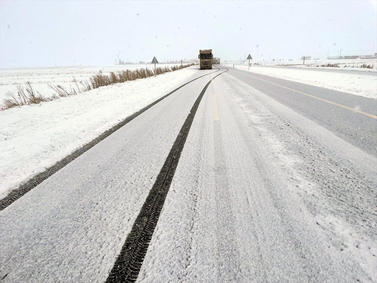 Ardahan'da Kar ve Buzlanma Nedeniyle Gümrük Kapısında Ulaşım Kontrollü