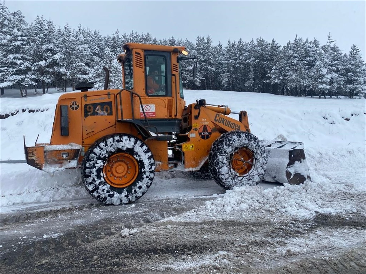 Ardahan'da kar ve tipi nedeniyle kapanan 207 köy yolu yeniden ulaşıma açıldı
