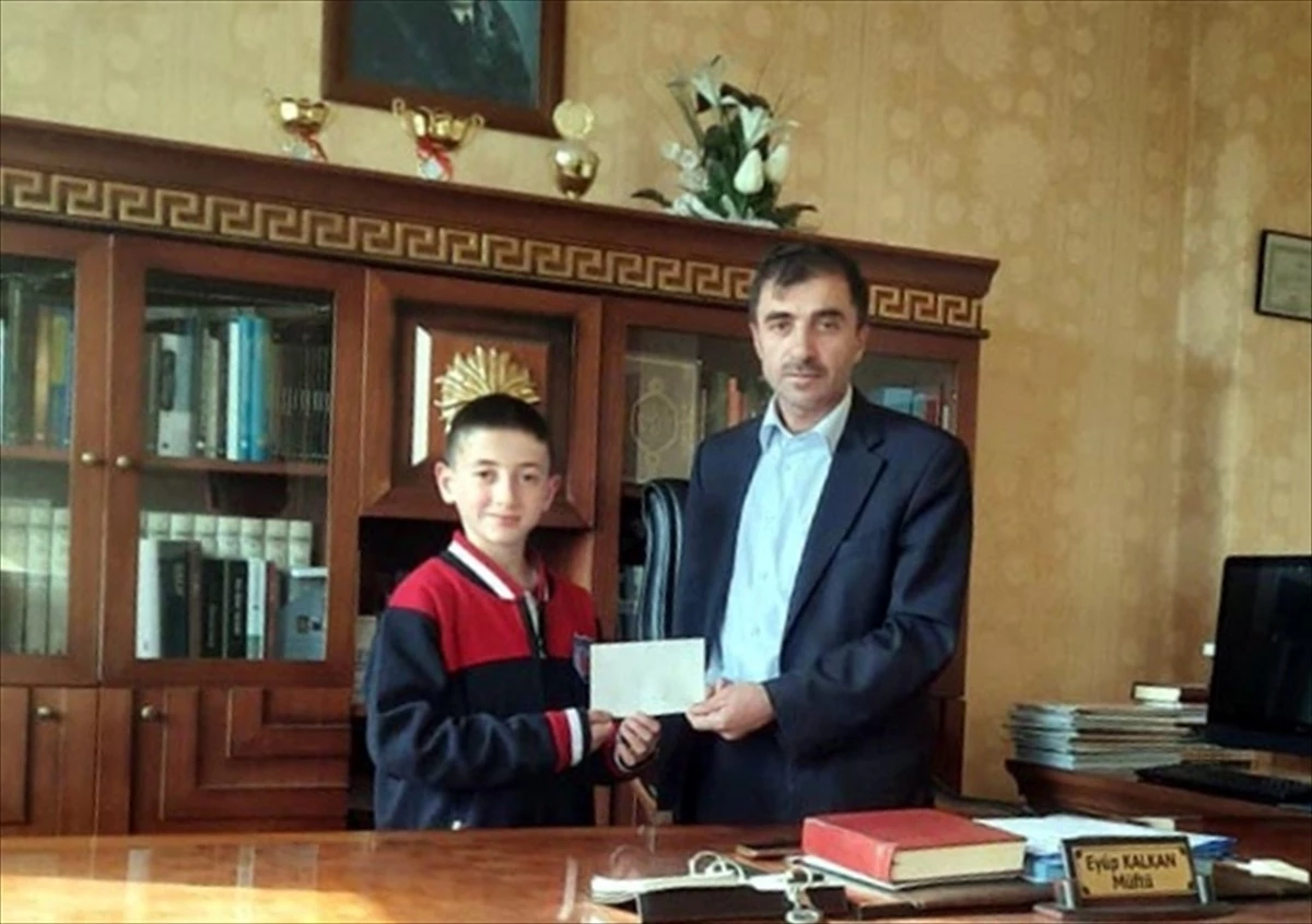 Ardahan'da ortaokul öğrencisi yarışmadaki birincilik ödülünü Filistin'e bağışladı