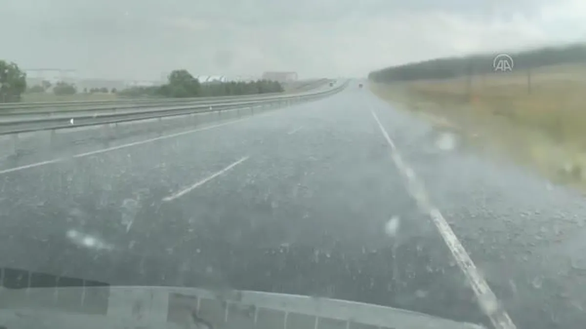 Ardahan'da sağanak ve dolu yağışı ulaşımda aksamalara neden oldu.