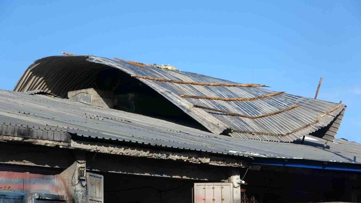 Ardahan'da Şiddetli Rüzgar Çatıları Uçurdu