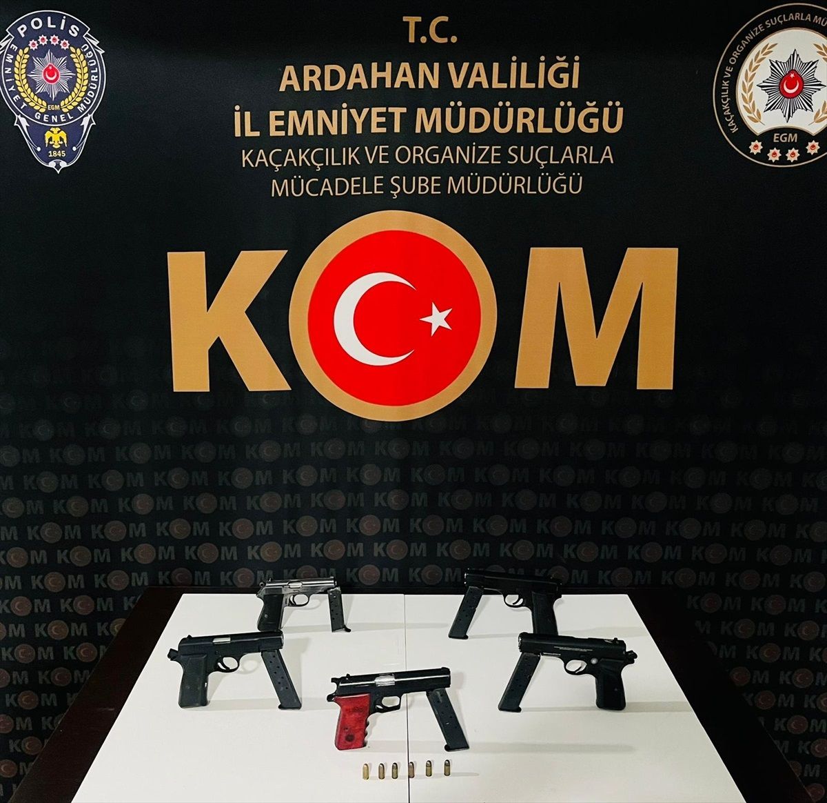 Ardahan'da silah ve mühimmat kaçakçılığı operasyonunda 5 ruhsatsız tabanca ele geçirildi