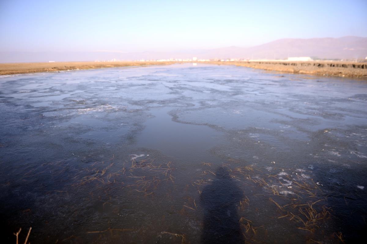 Ardahan'da soğuk hava yüzünden Kura Nehri buz tuttu