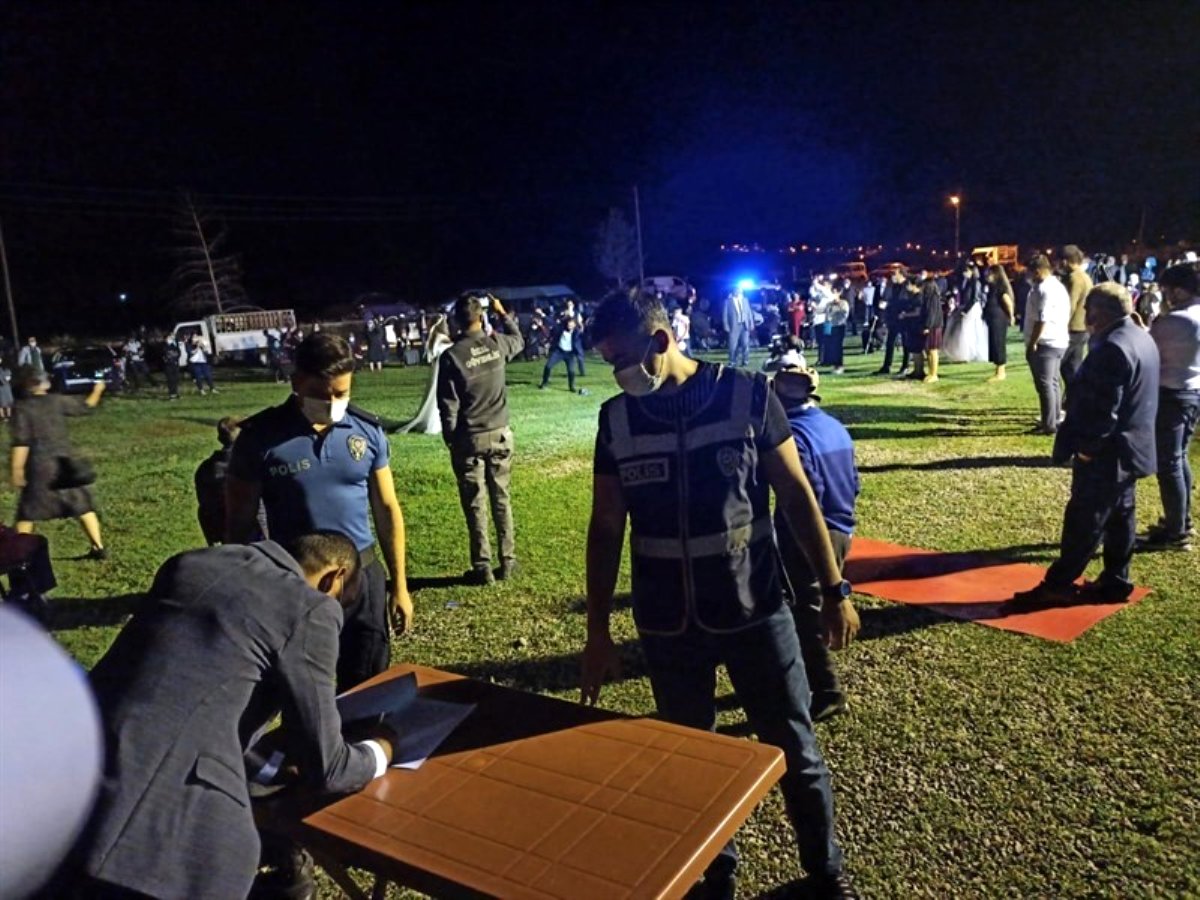 Ardahan'da sokak düğününe Korona baskını