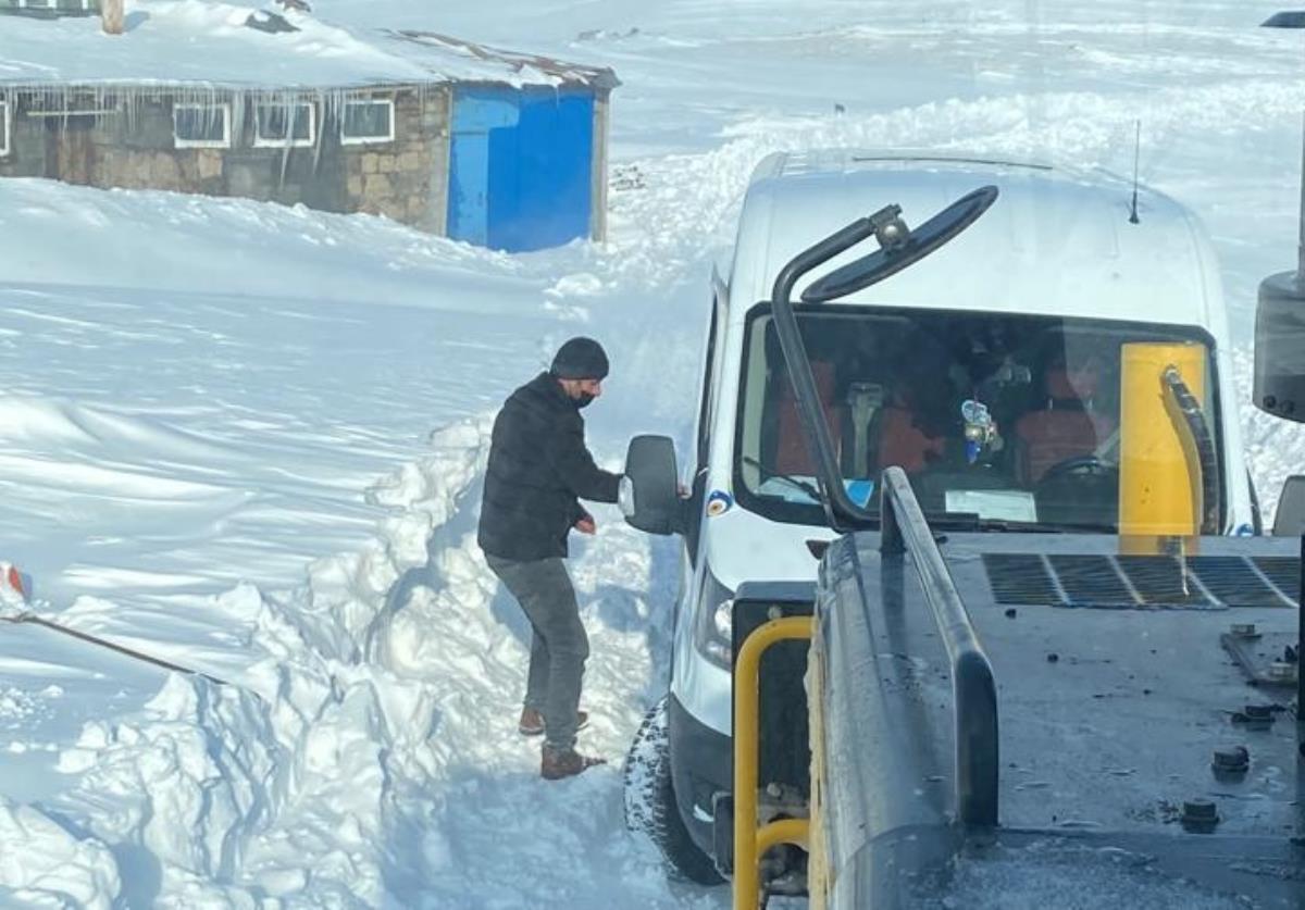 Ardahan'da tipi nedeniyle yolda kalan biri ambulans 19 araç kurtarıldı