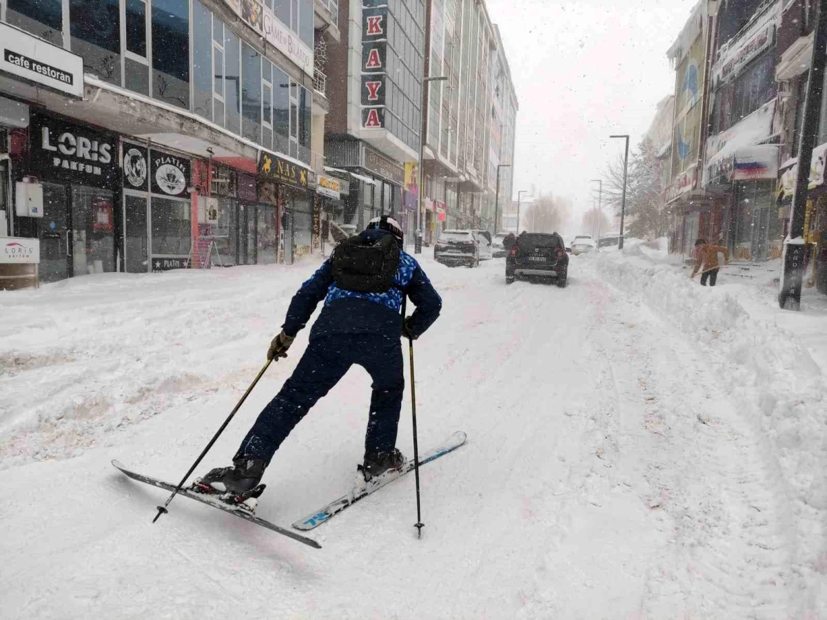 Ardahan'da Yoğun Kar Yağışı: Kent Merkezinde Kayak Keyfi