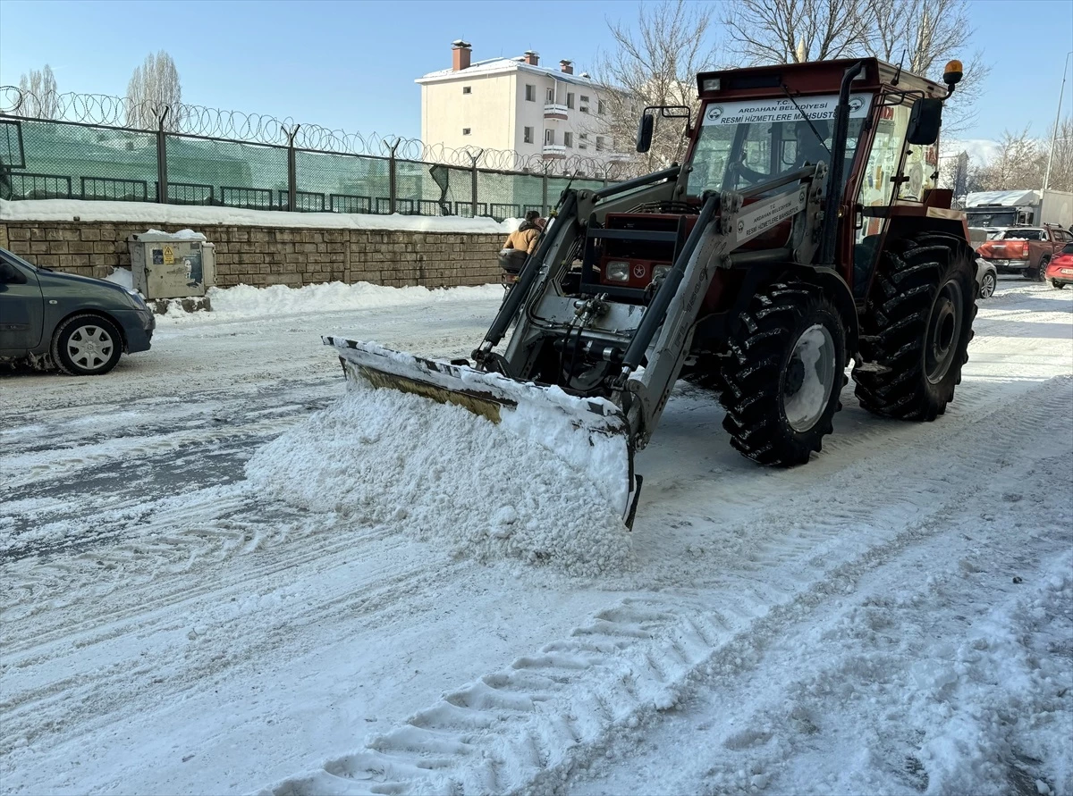 Ardahan'da yoğun kar yağışı sonrası belediye ekipleri karı kent dışına taşıyor