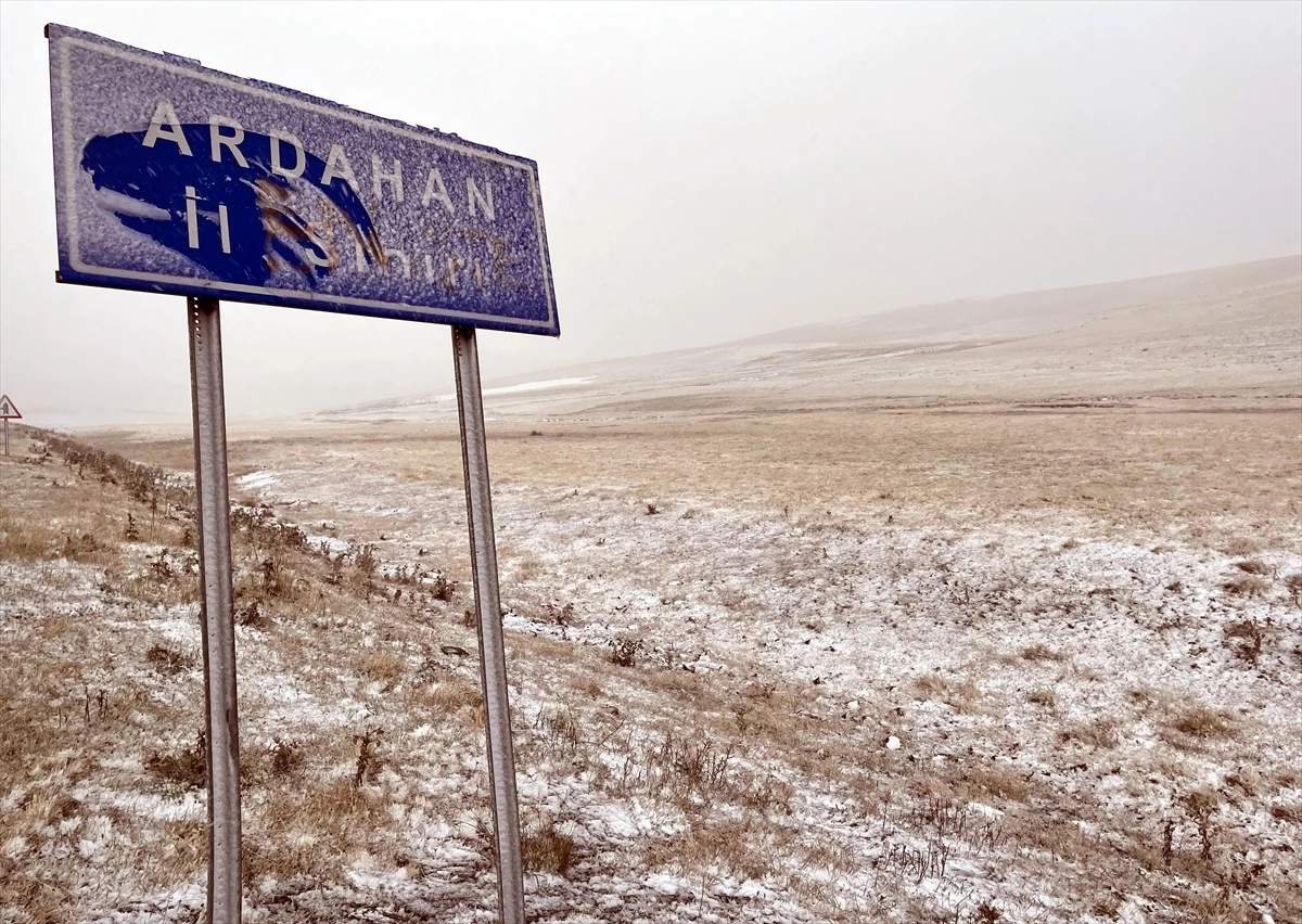 Ardahan'da yüksek kesimlerde kar yağışı etkili