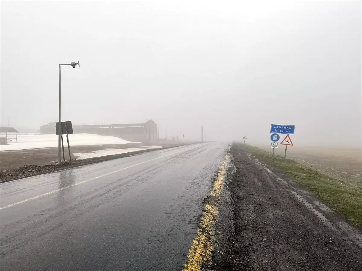 Ardahan'ın Yüksek Kesimlerinde Sis ve Karla Karışık Yağmur Etkili
