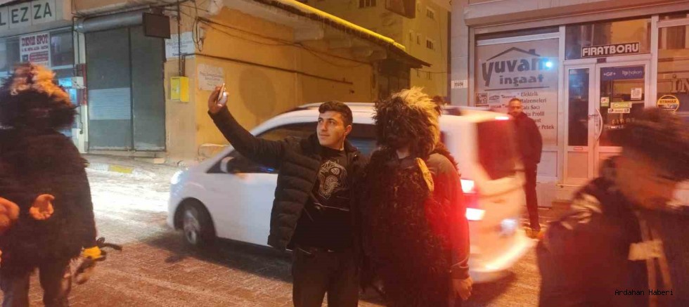 Ardahanlı gençler, 100 yıllık geleneği yılbaşı gecesinde yeniden yaşattı