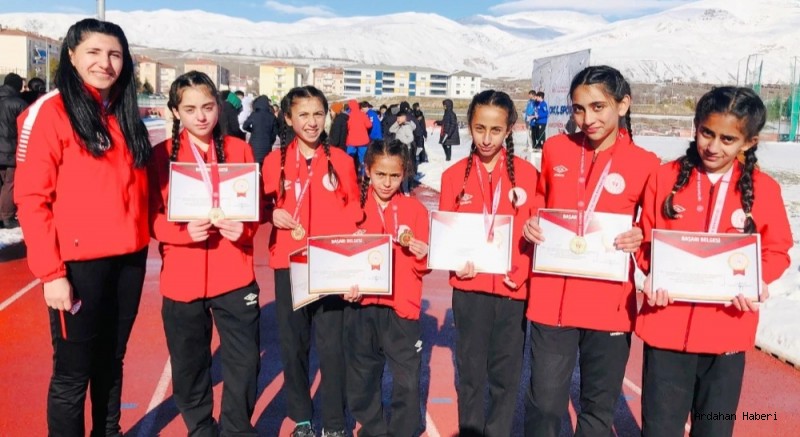Ardahanlı Yıldız Kızlar Kros Takımı Erzincan’da Şampiyon Oldu, Türkiye Finallerine Gidiyor